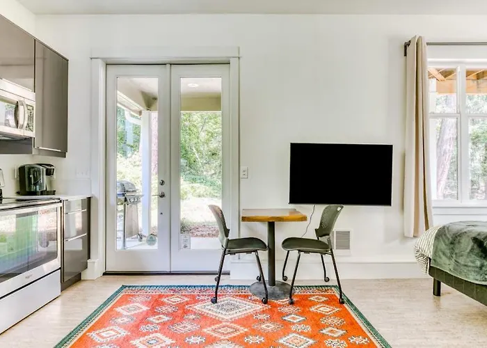 Dog-Friendly Studio With River View Patio Grill & Shared W&D