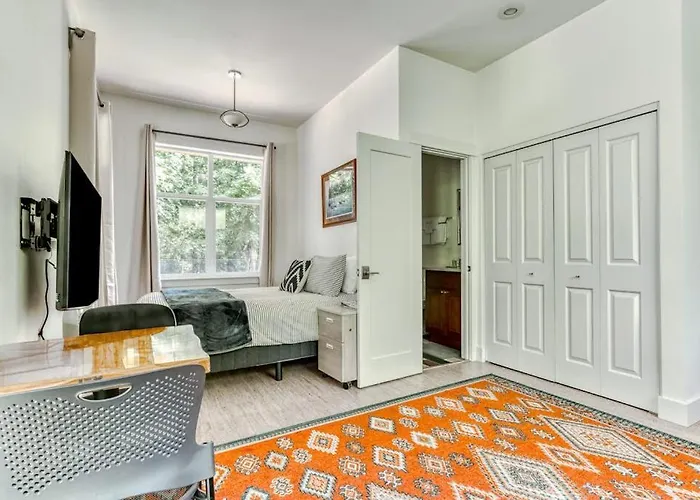 Dog-Friendly Studio With River View Patio Grill & Shared W&D
