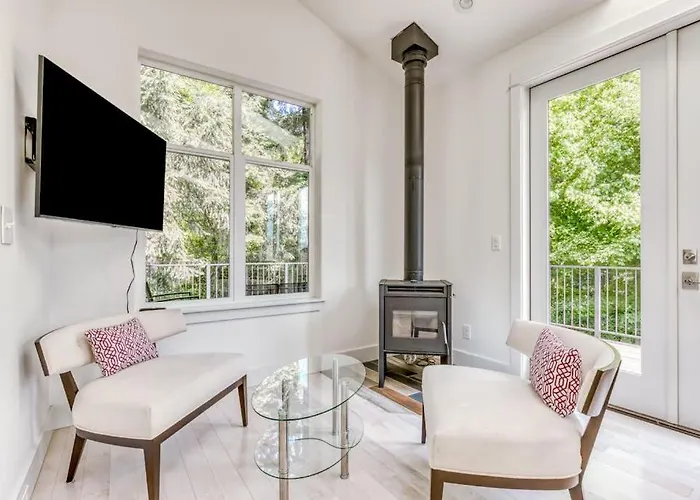 Lovely House With River & Mountain Views Deck Grill Washer&Dryer & Wood Stove