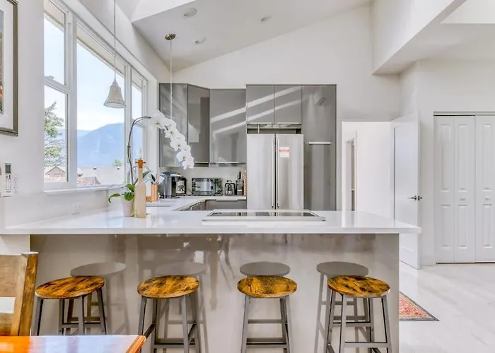 Mountain And River-View Home & Studio With Fireplace Grills Outdoor Areas